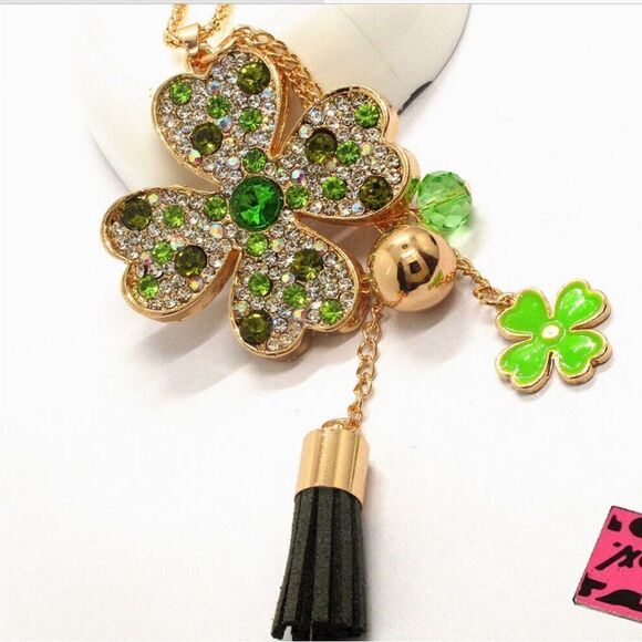 🍀 Betsey Johnson stunning crystal clover necklace 🍀 - Picture 2 of 5